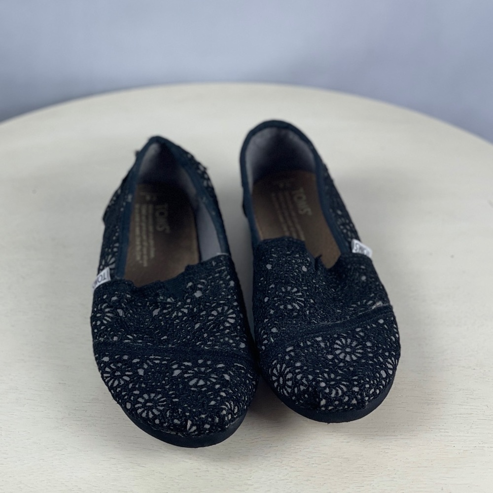 Black lace TOMS youth size 4